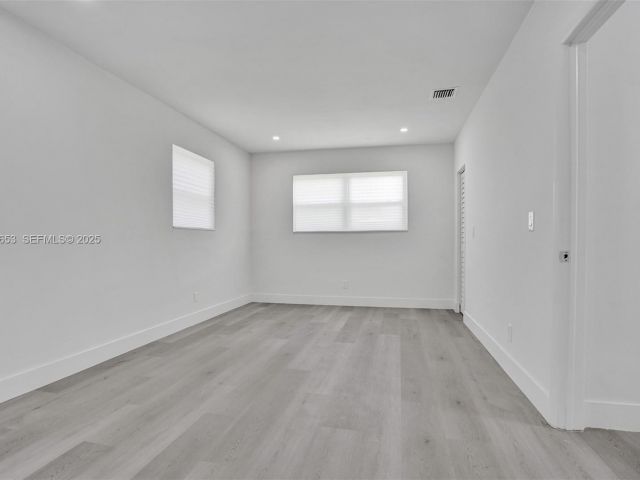 Продажа дома по адресу 1041 NE 169th St - фото 7445676