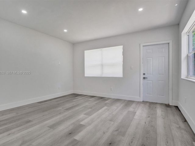 Продажа дома по адресу 1041 NE 169th St - фото 7445677