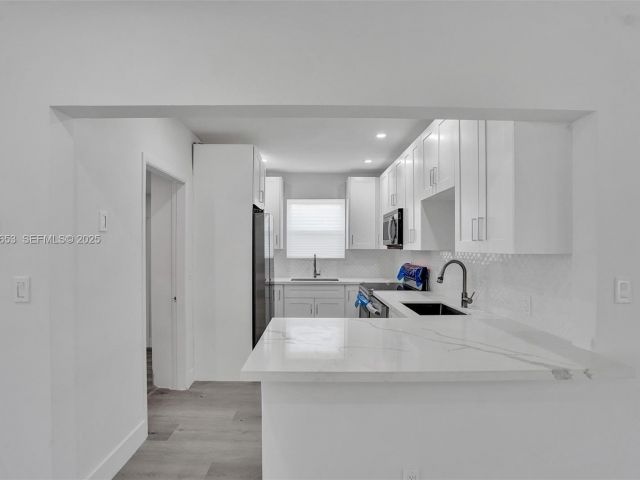 Продажа дома по адресу 1041 NE 169th St - фото 7445687