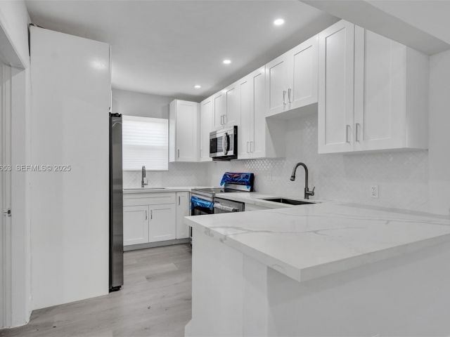 Продажа дома по адресу 1041 NE 169th St - фото 7445688