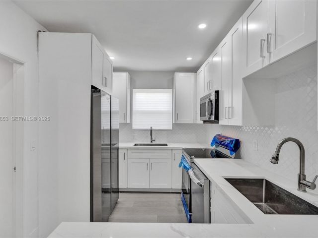 Продажа дома по адресу 1041 NE 169th St - фото 7445689