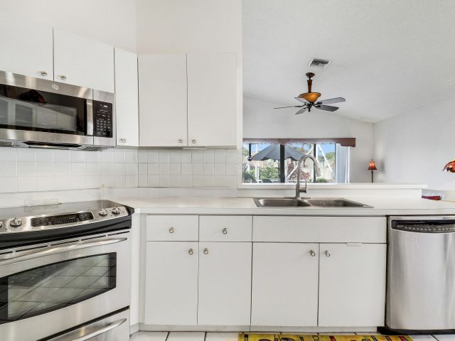 Продажа дома по адресу 4969 Broadstone Circle - фото 6895677