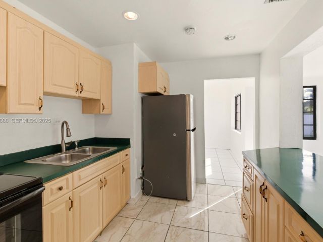 Продажа дома по адресу 18141 NW 4th Ave - фото 6933815