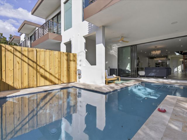 Дом в аренду по адресу 1121 NE 17th Avenue - фото 6889330