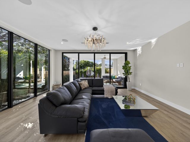 Дом в аренду по адресу 1121 NE 17th Avenue - фото 6889333