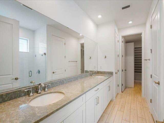 Дом в аренду по адресу 6818 Pointe Of Woods Drive - фото 6893620