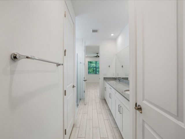 Дом в аренду по адресу 6818 Pointe Of Woods Drive - фото 6893621