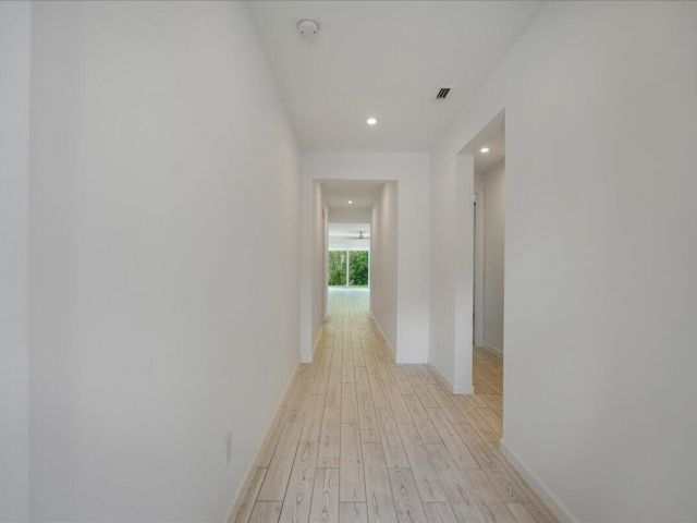 Дом в аренду по адресу 6818 Pointe Of Woods Drive - фото 6893627