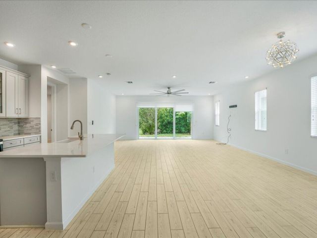 Дом в аренду по адресу 6818 Pointe Of Woods Drive - фото 6893628