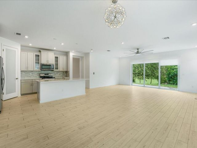 Дом в аренду по адресу 6818 Pointe Of Woods Drive - фото 6893629