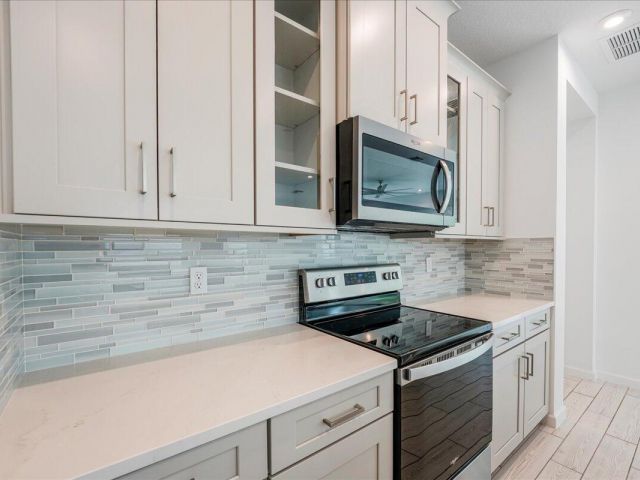 Дом в аренду по адресу 6818 Pointe Of Woods Drive - фото 6893631