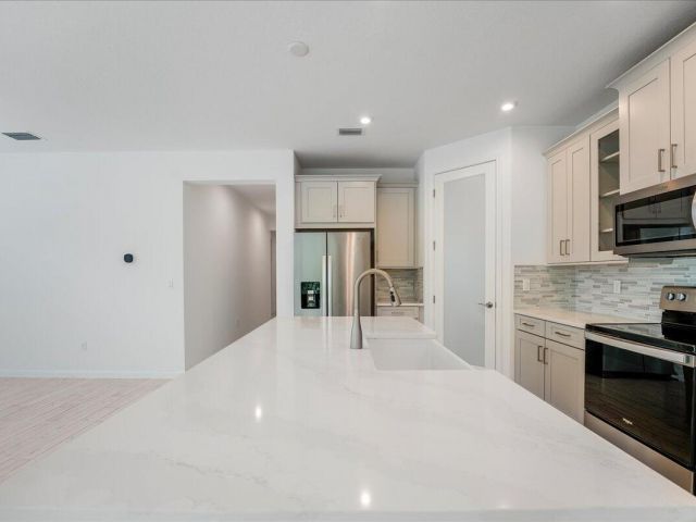 Дом в аренду по адресу 6818 Pointe Of Woods Drive - фото 6893632