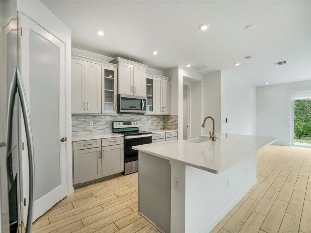 Дом в аренду по адресу 6818 Pointe Of Woods Drive - фото 6893633