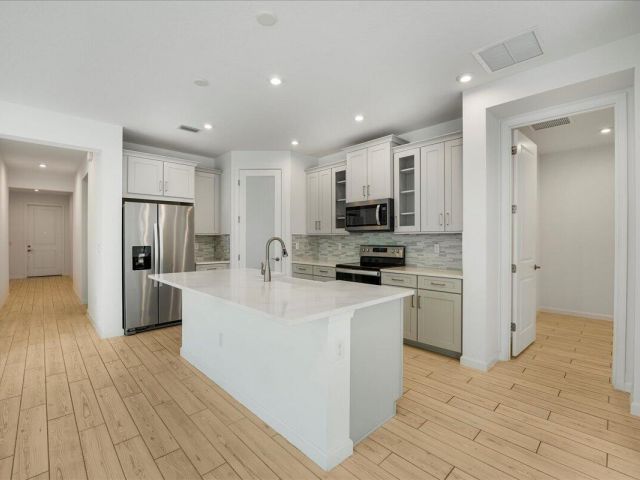 Дом в аренду по адресу 6818 Pointe Of Woods Drive - фото 6893634