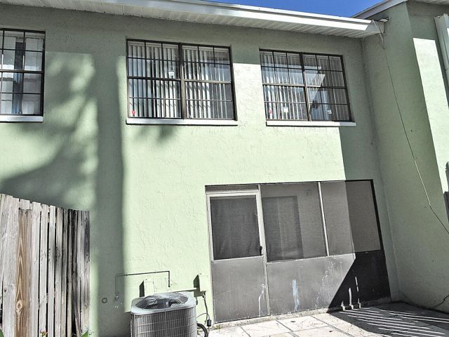 Дом в аренду по адресу 5040 Society Place E E - фото 6893763