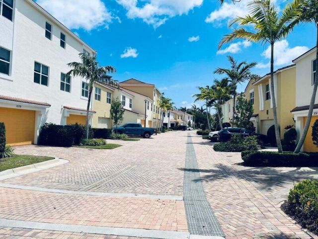 Дом в аренду по адресу 1527 NW 48th Lane - фото 6894616