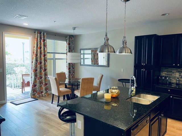 Дом в аренду по адресу 1527 NW 48th Lane - фото 6894621