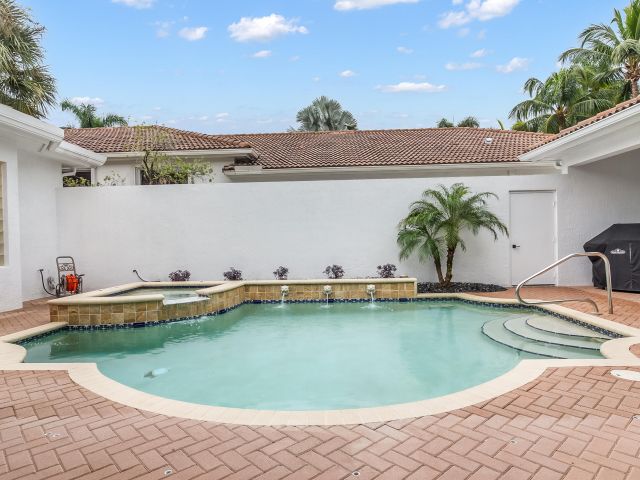 Продажа дома по адресу 8030 Laurel Ridge Court - фото 6887852