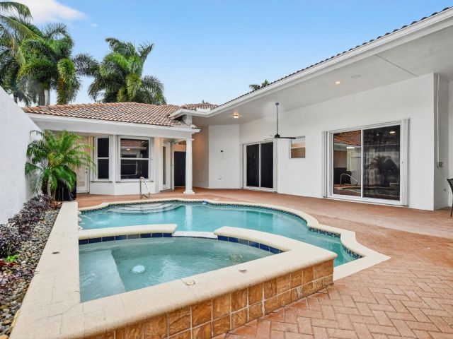 Продажа дома по адресу 8030 Laurel Ridge Court - фото 6887853