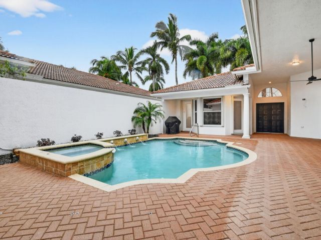 Продажа дома по адресу 8030 Laurel Ridge Court - фото 6887854