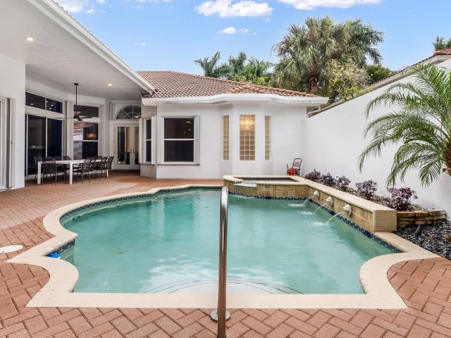 Продажа дома по адресу 8030 Laurel Ridge Court - фото 6887855