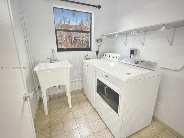 Дом в аренду по адресу 3813 NE 16th Terrace - фото 6893364