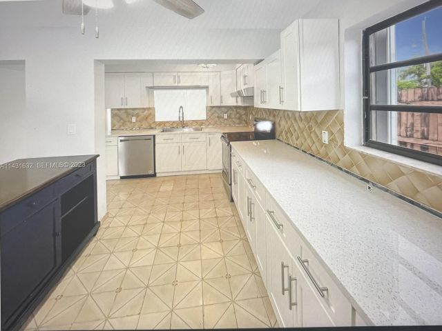 Дом в аренду по адресу 3813 NE 16th Terrace - фото 6893365