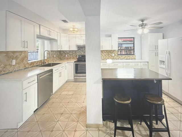 Дом в аренду по адресу 3813 NE 16th Terrace - фото 6893366