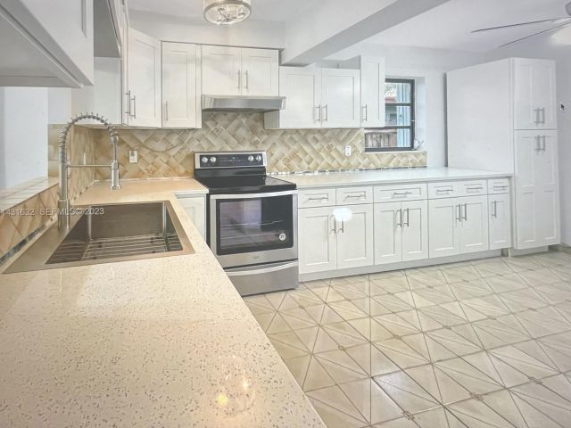 Дом в аренду по адресу 3813 NE 16th Terrace - фото 6893367