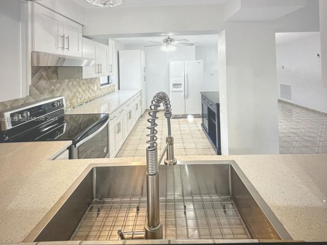 Дом в аренду по адресу 3813 NE 16th Terrace - фото 6893368