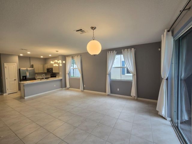 Дом в аренду по адресу 140 Bandol Street - фото 6893542