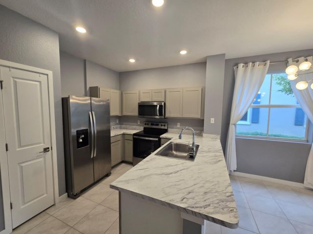 Дом в аренду по адресу 140 Bandol Street - фото 6893544