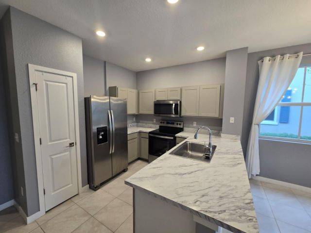 Дом в аренду по адресу 140 Bandol Street - фото 6893547