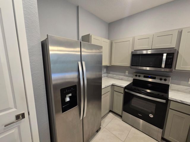 Дом в аренду по адресу 140 Bandol Street - фото 6893548