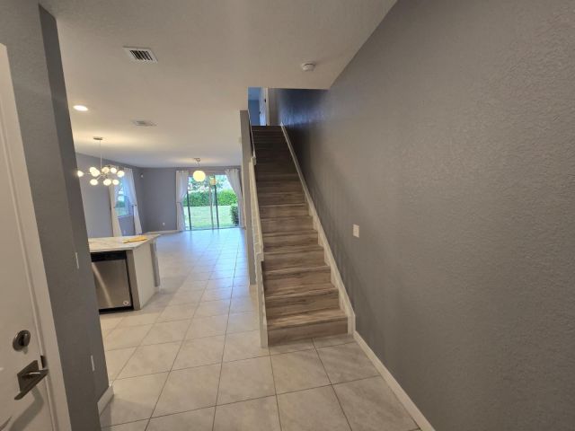 Дом в аренду по адресу 140 Bandol Street - фото 6893553