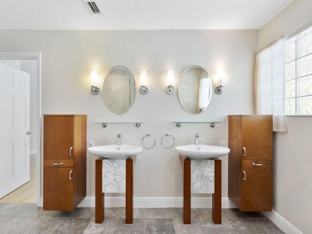 Продажа дома по адресу 2415 NW 31st Street - фото 6894481