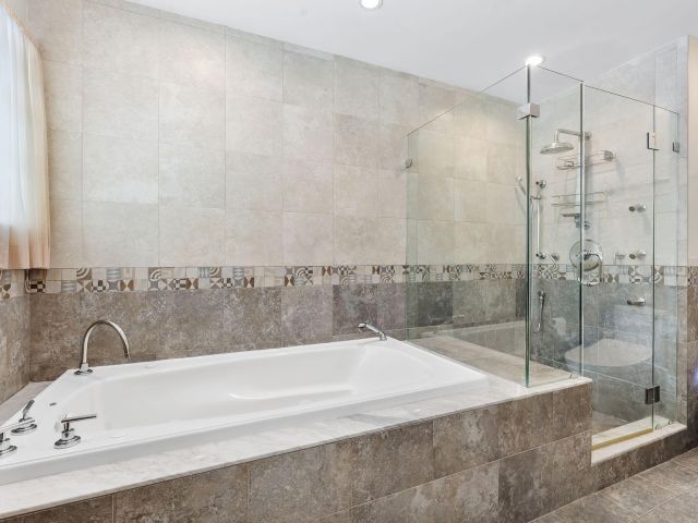 Продажа дома по адресу 2415 NW 31st Street - фото 6894482