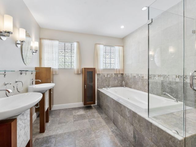 Продажа дома по адресу 2415 NW 31st Street - фото 6894483