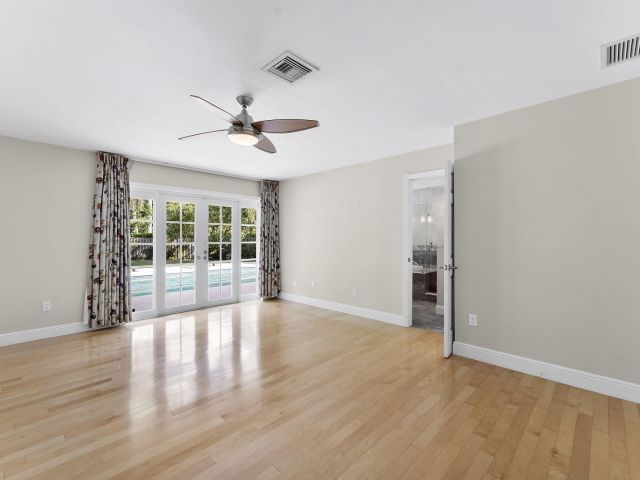 Продажа дома по адресу 2415 NW 31st Street - фото 6894485