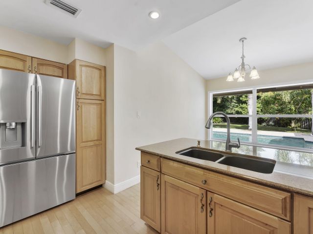 Продажа дома по адресу 2415 NW 31st Street - фото 6894487