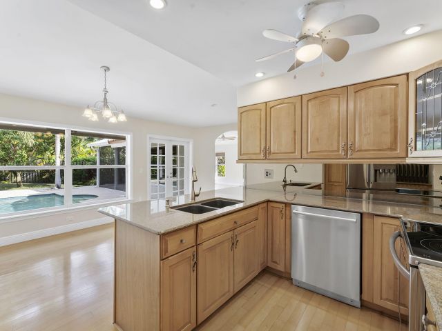 Продажа дома по адресу 2415 NW 31st Street - фото 6894489