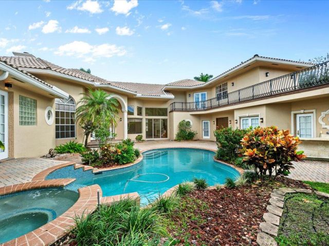 Продажа дома по адресу 3241 NW 63rd Street - фото 6894339