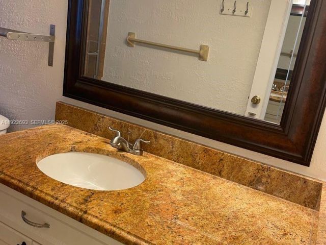 Дом в аренду по адресу 3141 N Palm Aire Dr 3141 - фото 7429228