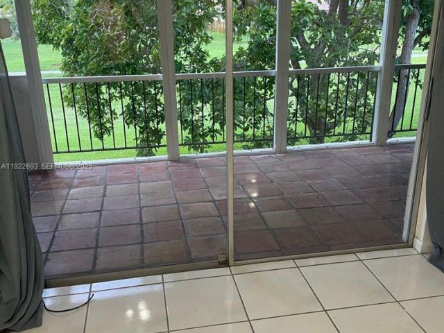 Дом в аренду по адресу 3141 N Palm Aire Dr 3141 - фото 7429235