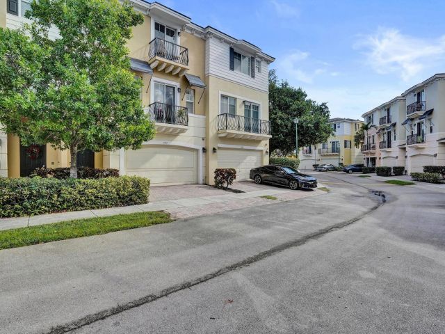 Дом в аренду по адресу 642 NW 38th Circle - фото 6894460