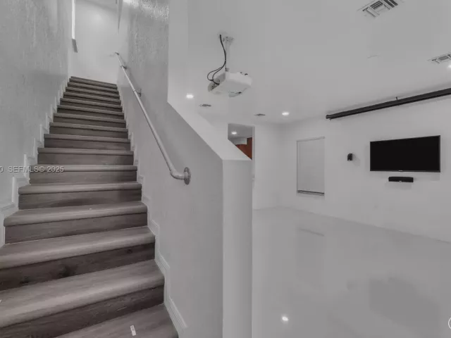 Дом в аренду по адресу 1541 NW 1st Ct - фото 6889746