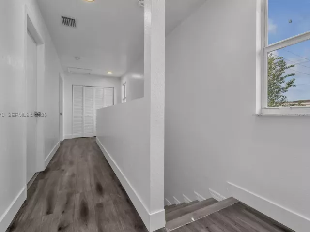 Дом в аренду по адресу 1541 NW 1st Ct - фото 6889738