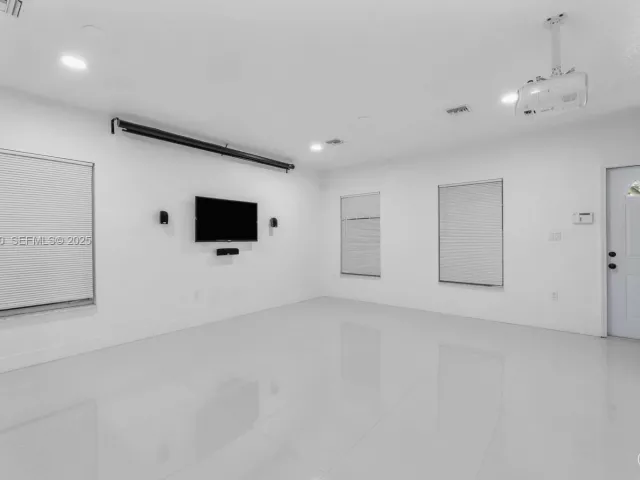 Дом в аренду по адресу 1541 NW 1st Ct - фото 6889742