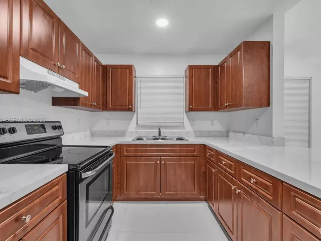 Дом в аренду по адресу 1541 NW 1st Ct - фото 6889743