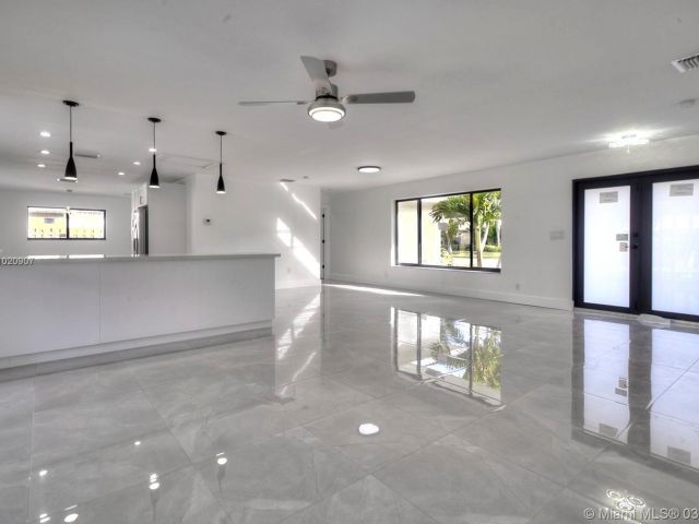 Дом в аренду по адресу 1001 NW 6th Drive - фото 6905806